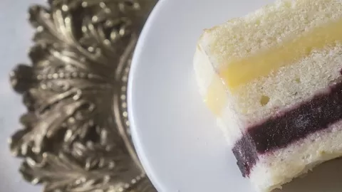 Learn how to create cake fillings of many textures and flavors. Perfect for bakers and cake decorators!