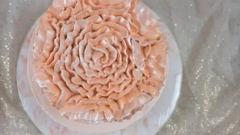 Learn how to decorate cakes with buttercream using contemporary techniques. Perfect for beginners!