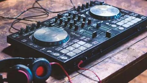 Learn DJing skills from a real DJ! This course uses Traktor & Virtual DJ; the skills can be used with any DJ Software.