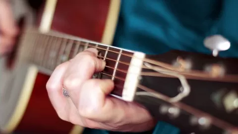Improve your knowledge of chords and rhythm and start fingerstyle guitar