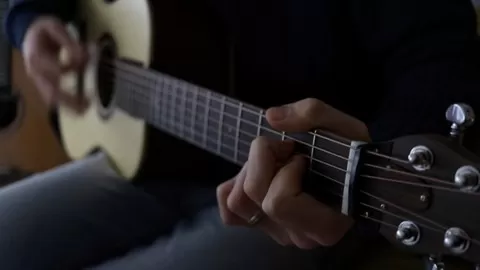 Guitar Course Packed with Practical Guitar Lessons from Simple Fingerstyle Melodies to Beautiful Extended Chords