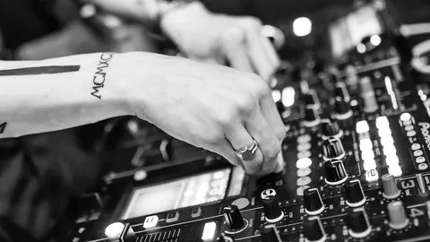 Learn the skills of real DJs to mix successfully