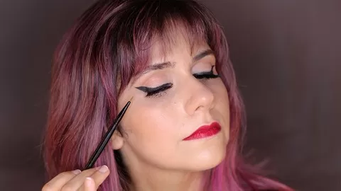 Learn how to apply your eyeliner and draw a straight wing with 5 simple makeup hacks