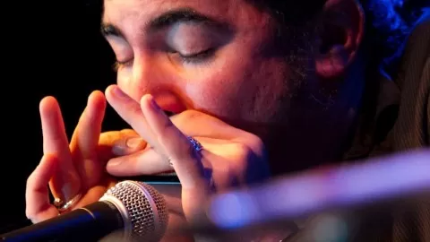 It is a unique and complete harmonica method