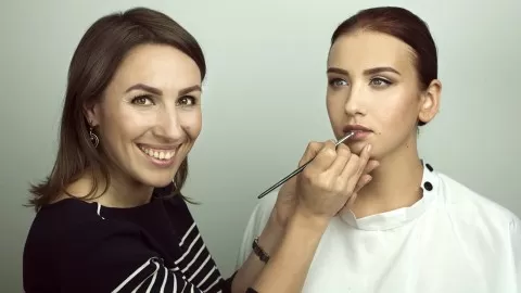 Take your make-up skills to a completely new level. In-depth training for all make-up lovers