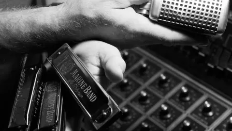 Learn the basics of intermediate harmonica playing. Today you are starting with blues and rhythms! Music at it's best.