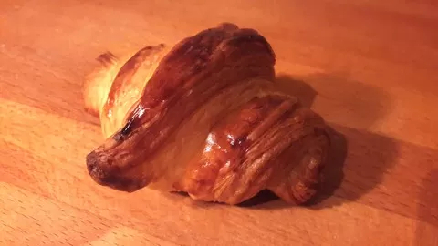 Baking cake and pastry : All the techniques to make homemade croissants you can find in French bakeries.