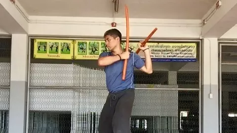Sword fighting in Krabikrabong Thai