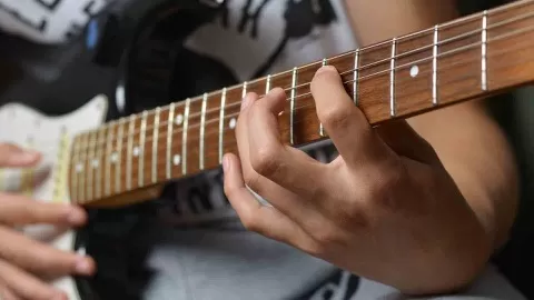 Octave patterns are the fastest way to learn the guitar fretboard. This course helps students make connections between the CAGED system and navigating the fr...