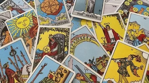 Do you want to master the Tarot card meanings and read the Tarotwith confidence? Become an intuitive Tarot reader and learn to read Tarot from the heart