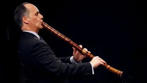 Master the Japanese Shakuhachi flute and learn how to play and learn simple tunes