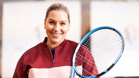 Learn from Dominika Cibulková how to perform a warm-up and which tactics to apply during the game.